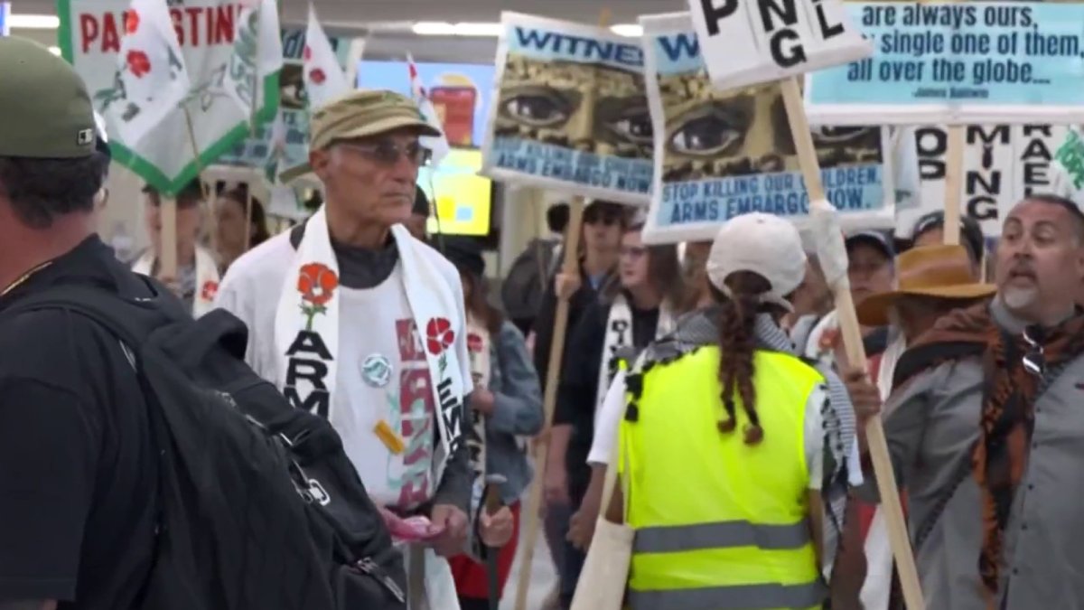 Demonstrators in Oakland call for end of U.S. military support to Israel