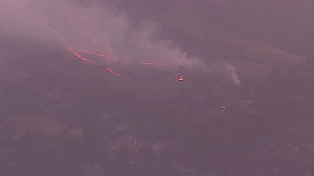 Crews contain brush fire near neighborhood in Contra Costa County