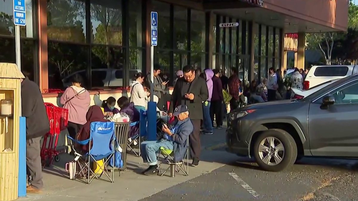 Bay Area customers line up for new Trader Joe's mini totes