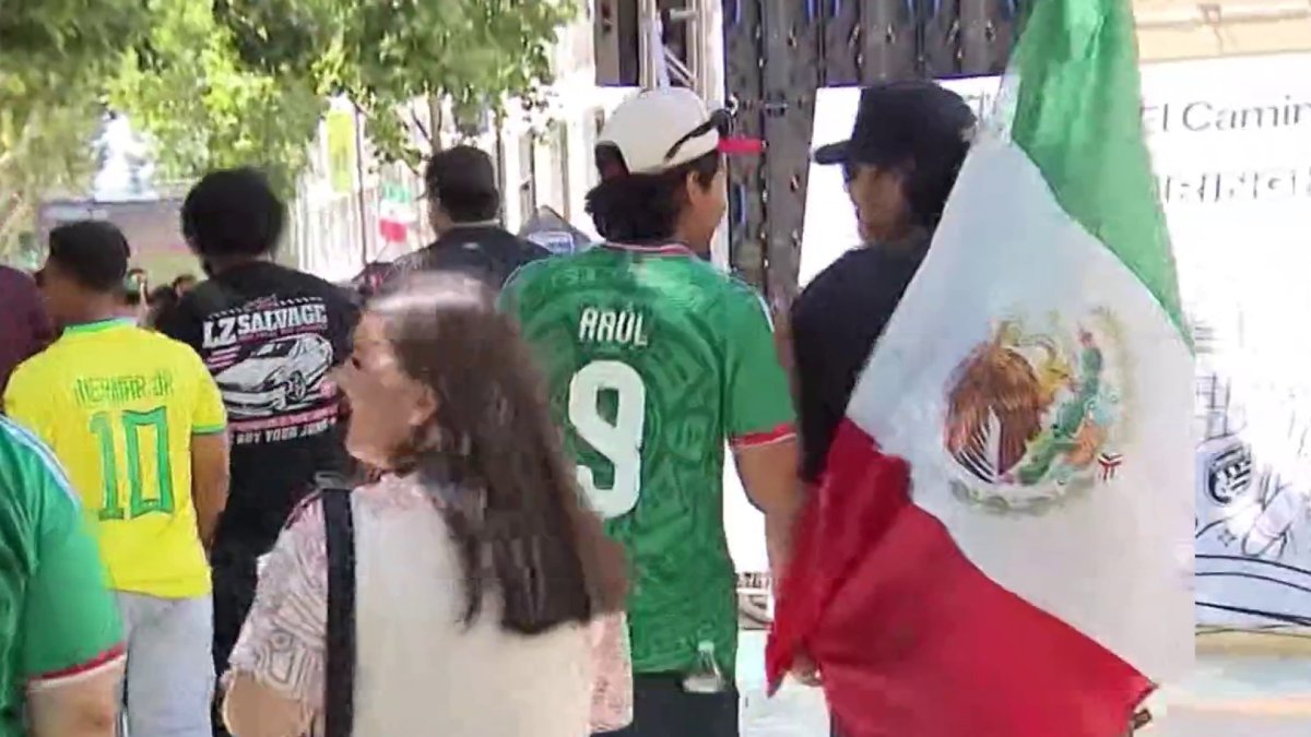 Thousands of fans pack San Pedro Square for Mexico-Czechia watch party
