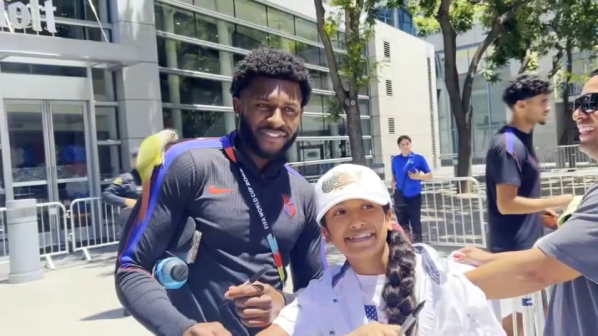 USMNT players sign autographs outside team hotel in San Jose ahead of World Cup match