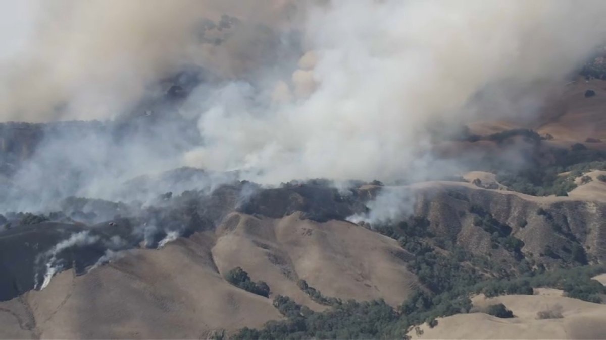 Little Fire scorches hundreds of acres near Pleasanton, prompts evacuations