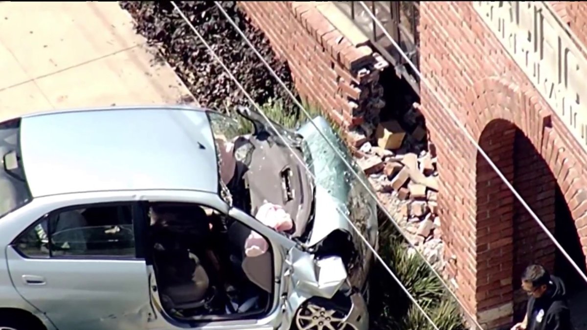 1 injured after car crashes into building in San Francisco
