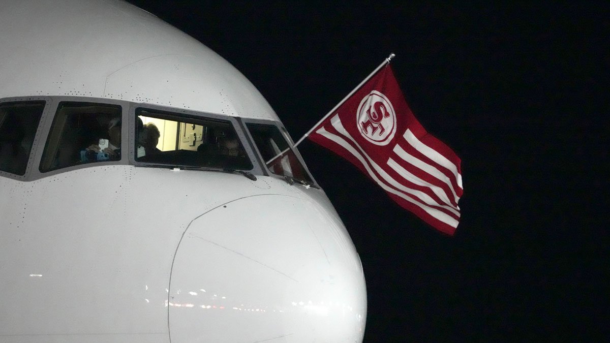 49ers meticulously prioritizing size and comfort on lengthy flight to Australia