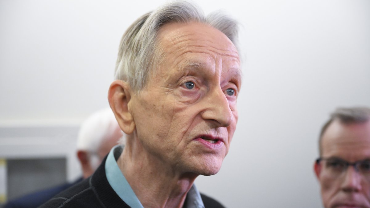 ‘Godfather of AI' warns Congress has ‘maybe a year' left to regulate AI