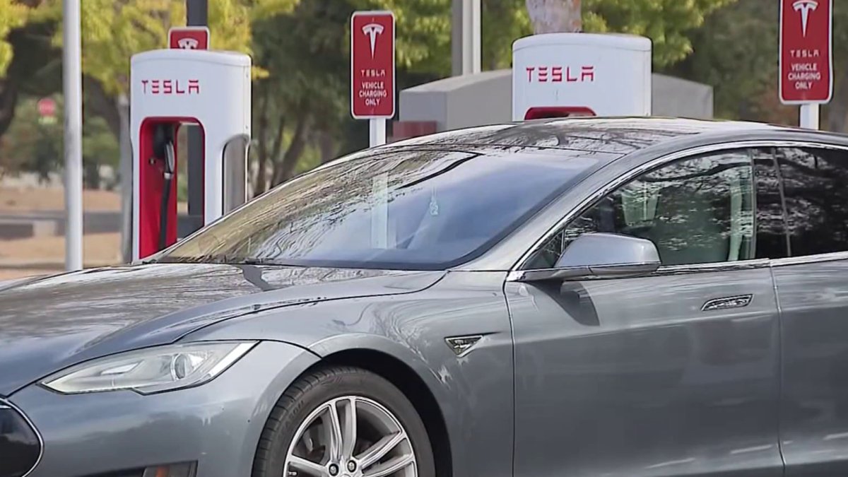 US EV Sales Collapse 30.7% While Europe Surges to 23.2% | Seller Opportunity in Automotive Accessories & Hybrid Demand