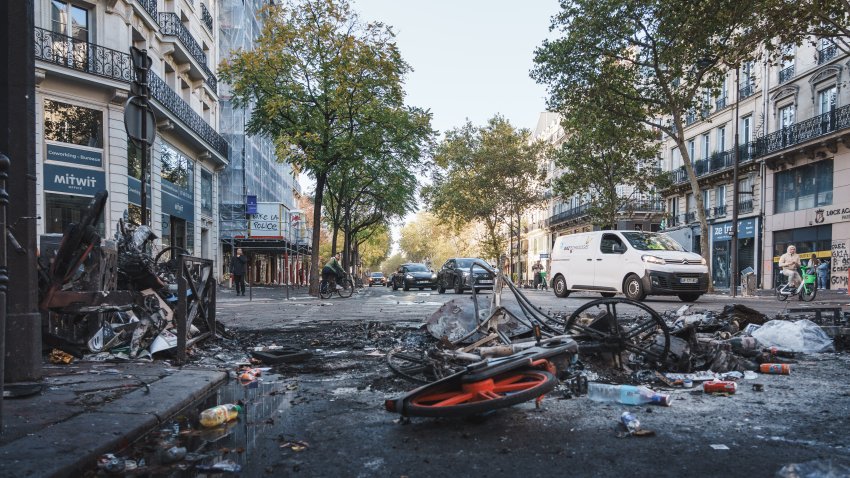 Illustration of a pile of burned shared bicycles on the side of Boulevard Sebastopol