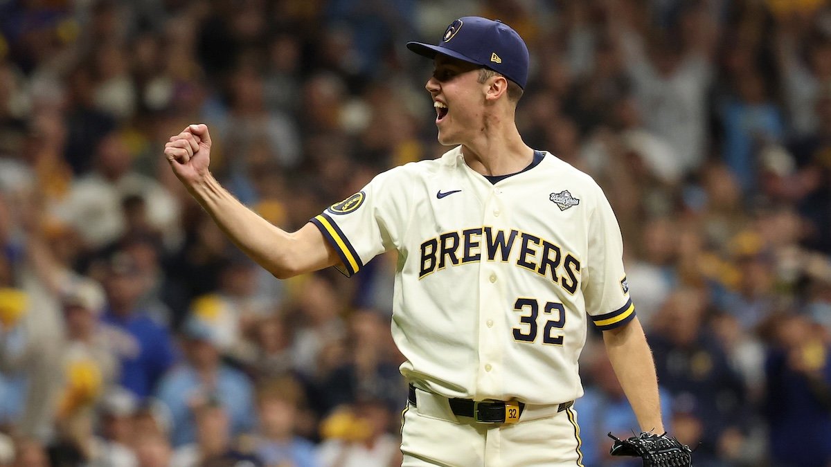 Brewers withstand Rays' comeback attempt to win 3-2 in Game 1 of World Series