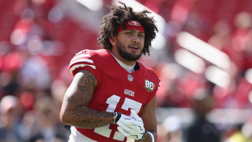 SANTA CLARA, CALIFORNIA – OCTOBER 04: Jordan Watkins #17 of the San Francisco 49ers warms up before the game against the Denver Broncos at Levi’s Stadium on October 04, 2026 in Santa Clara, California. (Photo by Lachlan Cunningham/Getty Images)