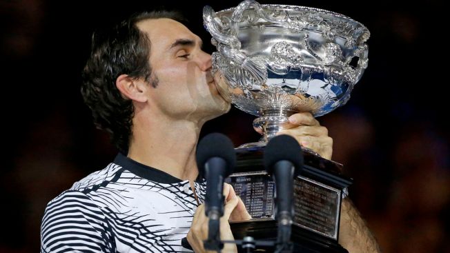 Roger Federer se svou poslední grandslamovou trofejí