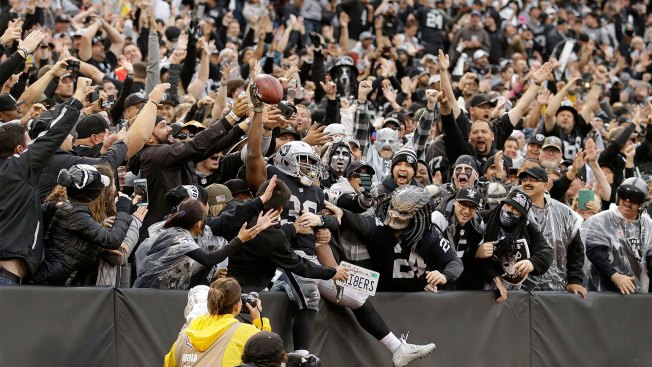 Raiders' Amari Cooper leaves game with concussion after taking hit Raiders' Amari Cooper leaves game with concussion after taking hit